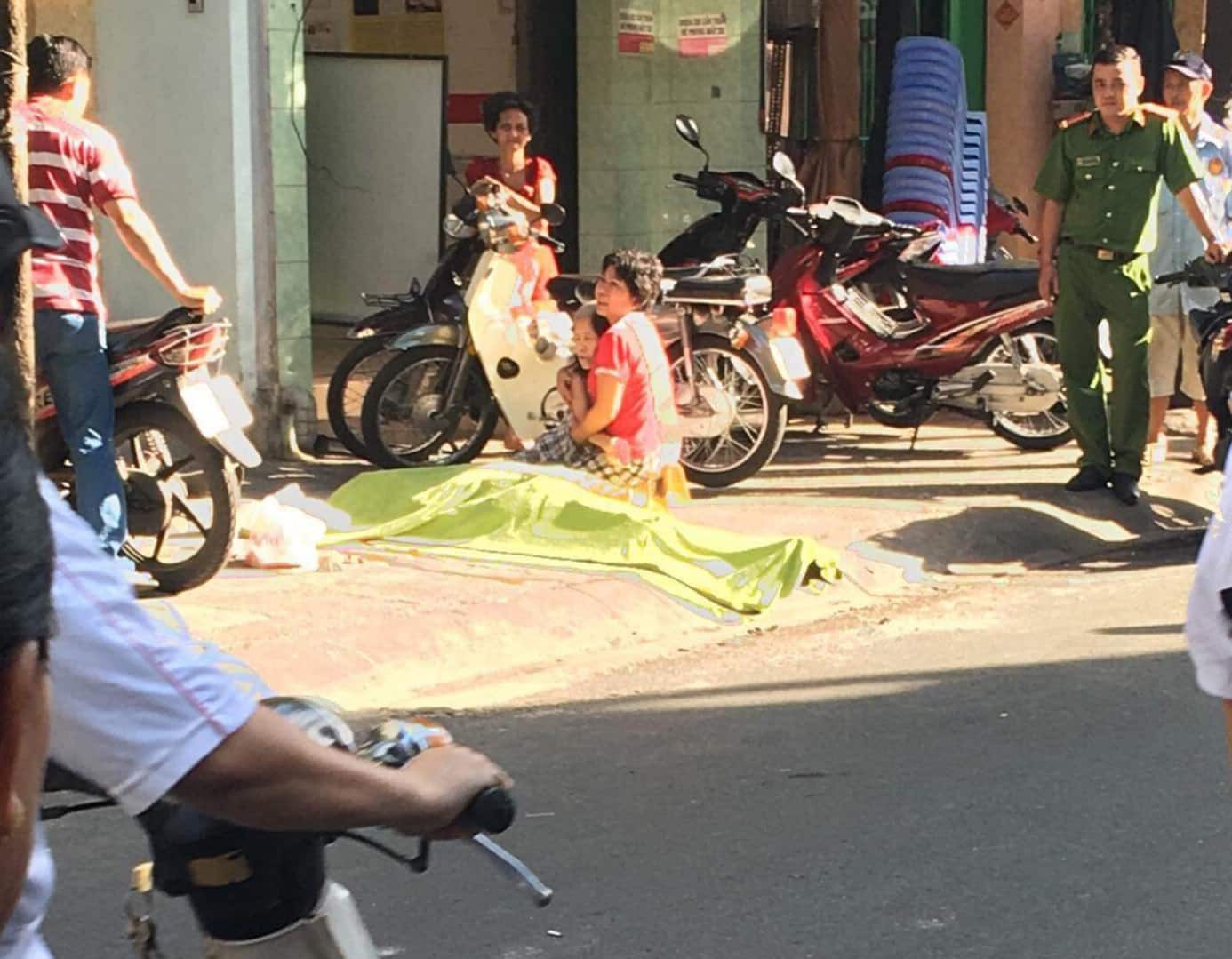 TP.HCM: Nam thanh niên rơi từ lầu cao xuống đất tử vong, mẹ đau đớn khóc nghẹn bên thi thể con