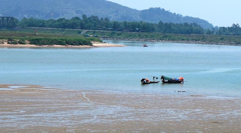 Thi thể trôi trên sông qua 3 huyện không rõ danh tính - ảnh 1