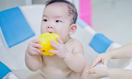6 sai lầm mẹ Việt hay mắc khi tắm cho trẻ những ngày nắng nóng, số 5 phổ biến nhất