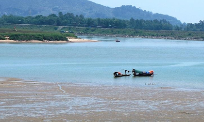 Thi thể trôi trên sông qua 3 huyện không rõ danh tính