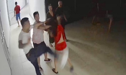 Hà Nội: Cô gái bị nhóm người tìm đến căn hộ chung cư hành hung dã man, hàng xóm can ngăn cũng bị đánh