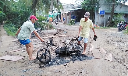 Xe máy cháy trơ khung, chủ xe bỏ đi mất