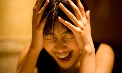 Ngay đêm chồng về nước, anh thẳng tay ném hết đồ đạc của tôi ra ngoài, gửi hai con về nội