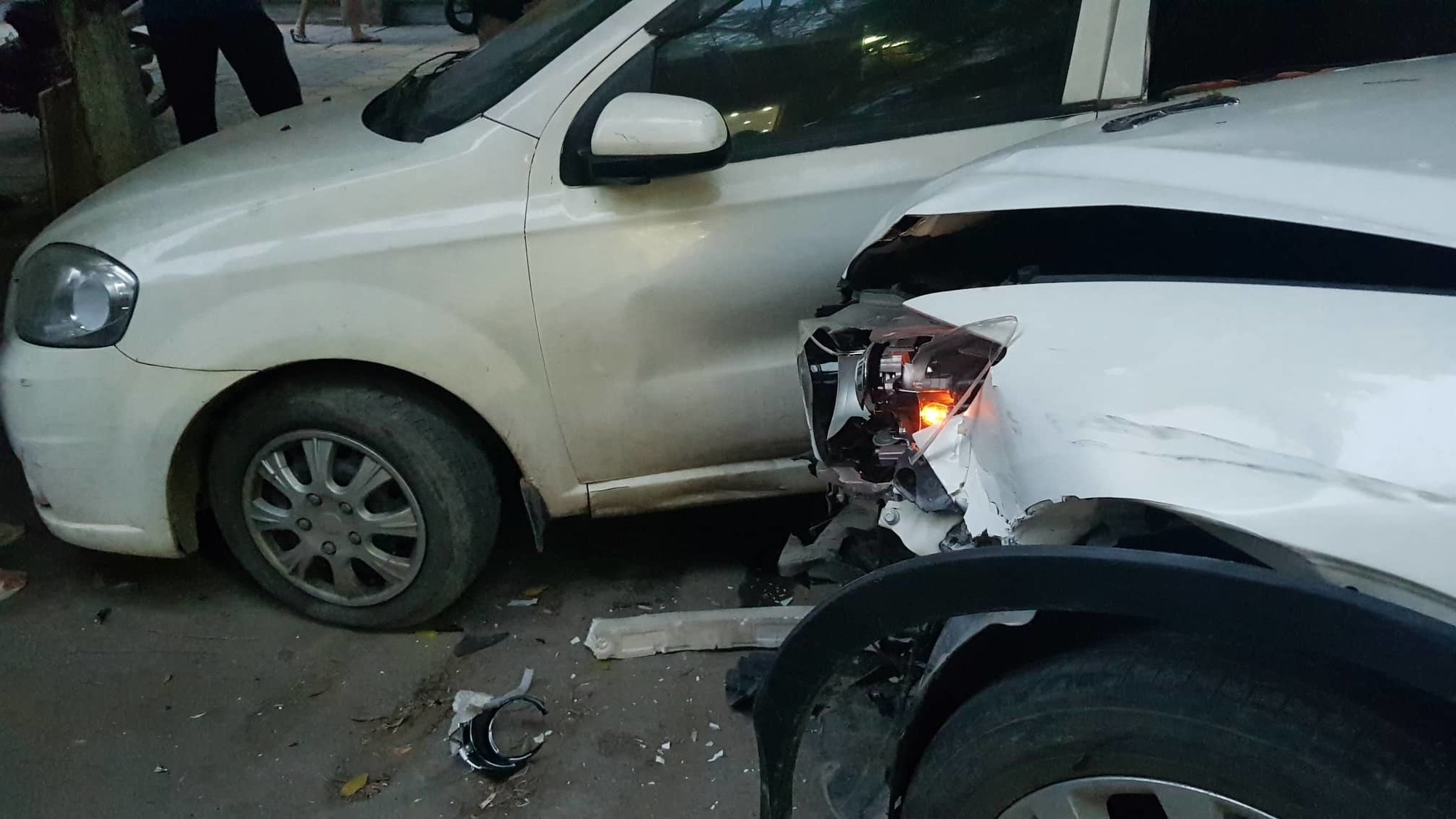 Ô tô Mazda CX5 tông cả loạt xe máy trên đường Hà Nội - Ảnh 2.