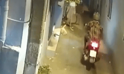 Thanh niên đi xe SH nghi sàm sỡ bé gái ngay trong ngõ vắng khiến người xem phẫn nộ