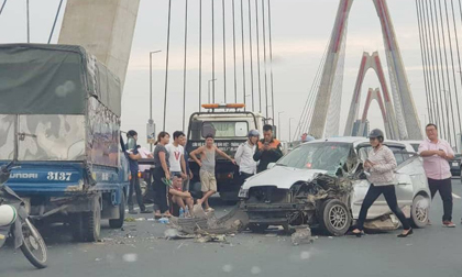 Hà Nội: Cầu Nhật Tân ùn tắc nghiêm trọng do xe ô tô con đâm vào đuôi xe tải