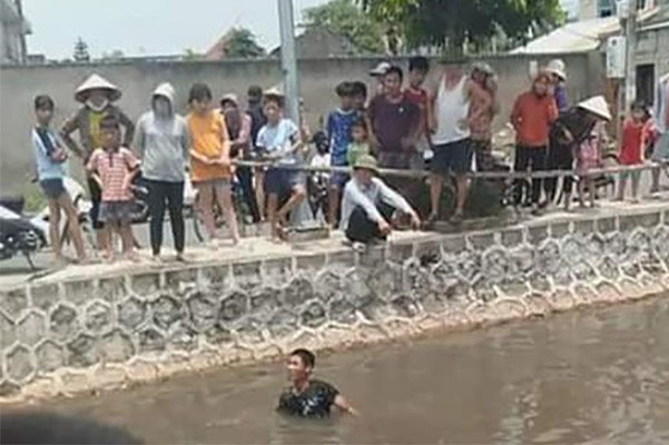Hai bé trai đi xe đạp rơi xuống sông tử vong ở Nam Định
