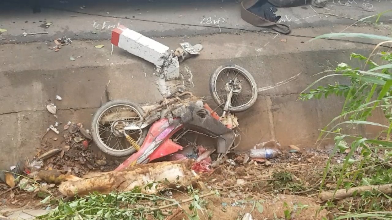 Xe khách tông xe máy rồi lao thẳng vào gốc cây, 1 người chết, nhiều người bị thương - 1