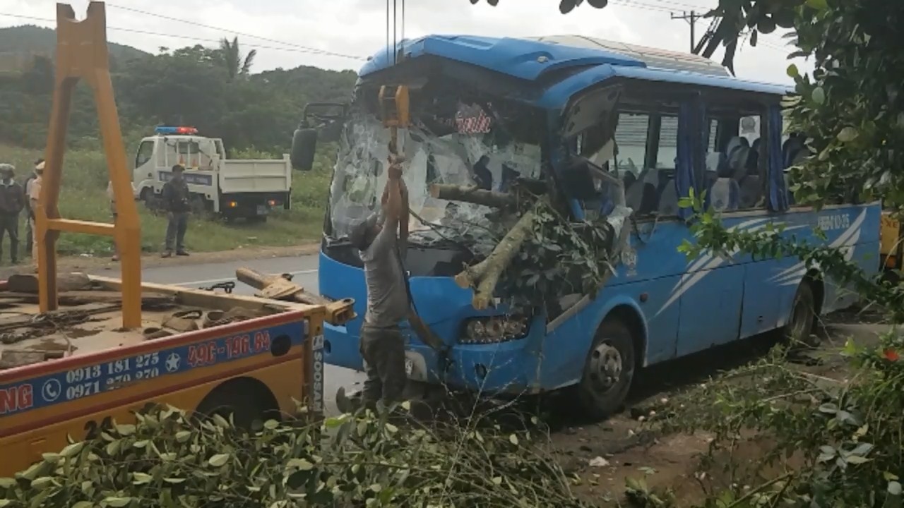 Xe khách tông xe máy rồi lao thẳng vào gốc cây, 1 người chết, nhiều người bị thương