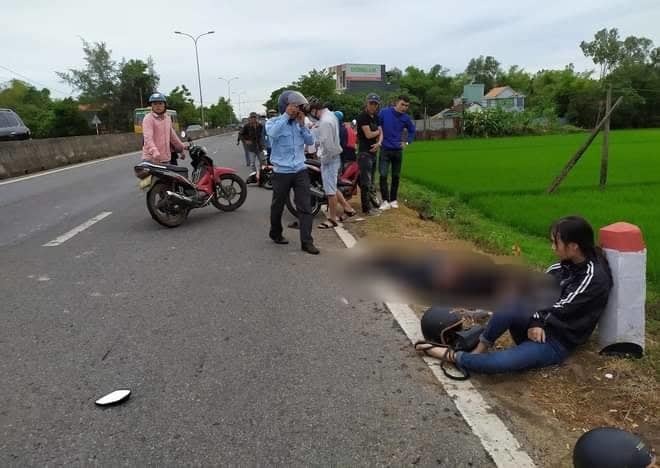 Tông vào cột mốc bên đường, cô gái thất thần bên thi thể bạn trai - 2