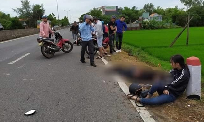 Tông vào cột mốc bên đường, cô gái thất thần bên thi thể bạn trai