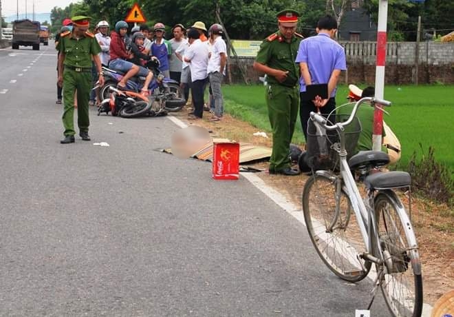 Tông vào cột mốc bên đường, cô gái thất thần bên thi thể bạn trai