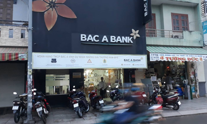 Nghi án thanh niên cầm vật giống súng xông vào ngân hàng ở Sài Gòn rồi bỏ chạy