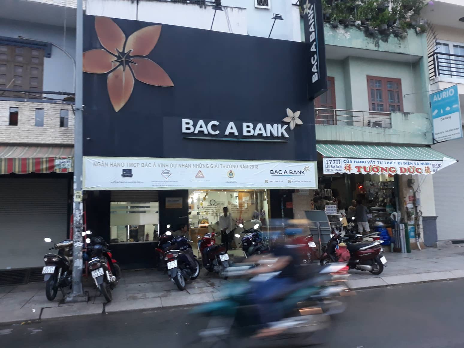 Nghi án thanh niên cầm vật giống súng xông vào ngân hàng ở Sài Gòn rồi bỏ chạy
