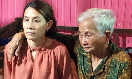 Phút trùng phùng của người mẹ 83 tuổi và con gái lưu lạc 22 năm