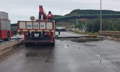 Bão số 2 làm sập một phần cầu ở Thanh Hóa, 2 người tử vong