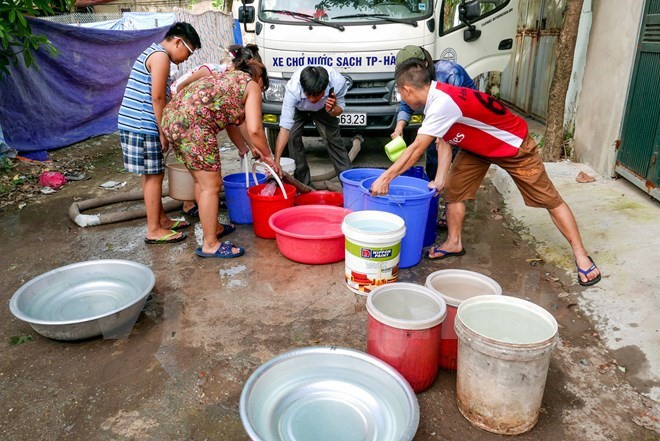 Hà Nội: Nguy cơ ngừng cấp nước sạch từ chiều hôm nay khiến người dân hoang mang