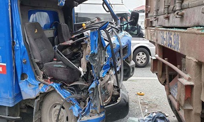 Xe thư báo tông đuôi xe container trên cầu vượt Mai Dịch, phụ xe tử vong