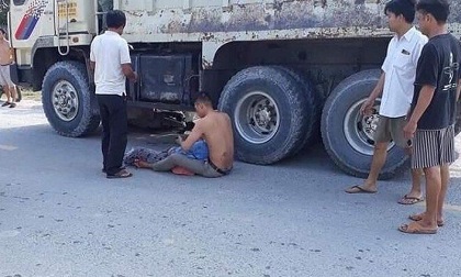 Con trai ôm thi thể mẹ, gào khóc thảm thiết tại hiện trường tai nạn