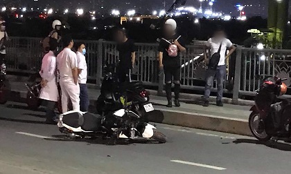 TP.HCM: Đôi nam nữ điều khiển xe phân khối lớn tông trúng cụ ông nhặt ve chai trên cầu Thủ Thiêm