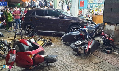 Mercedes tông hàng loạt xe máy ở Sài Gòn