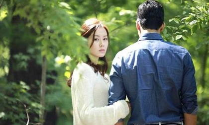 Ly hôn khi vợ ở cữ vì bồ gửi ảnh nóng tận nhà, chồng cũ sớm nhận quả báo