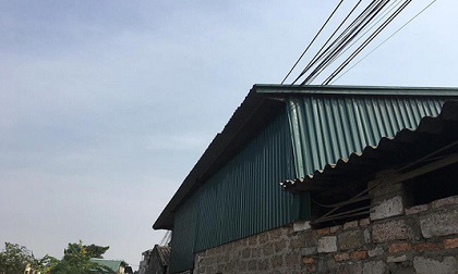 Điện hở từ trên mái nhà, cháu bé bị giật tử vong