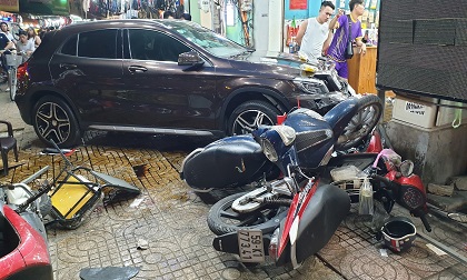 Người dân kể lại lúc nữ tài xế Mercedes tông một loạt xe máy: 'Cô ấy không say, nhưng chắc đi giày cao gót nên vướng chân ga'