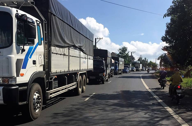 Tránh xe tải, xe máy tông trực diện xe khách, một người tử vong tại chỗ - Ảnh 2.