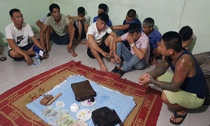 Bắt quả tang 12 đối tượng đang đánh bạc tại quán cà phê