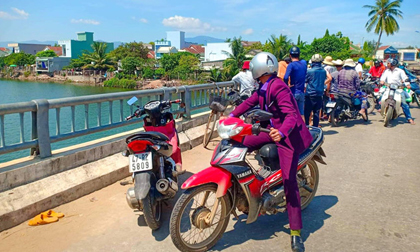 Cụ ông 74 tuổi để lại xe máy rồi nhảy cầu tự tử