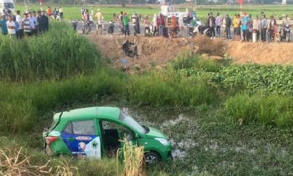 Tàu hỏa tông taxi, 2 người tử vong tại chỗ