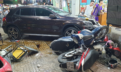 Nữ tài xế Mercedes tông hàng loạt xe máy ở TP.HCM khai gì tại cơ quan công an?