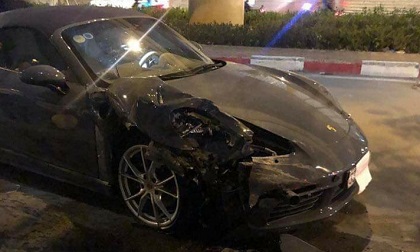 Xế sang Porsche nát đầu sau va chạm với xe Innova