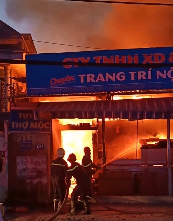 Công ty nội thất ở Sài Gòn chìm trong biển lửa, dân gào thét bỏ chạy - 1