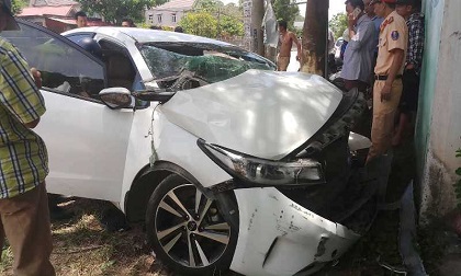 Ô tô 4 chỗ tông vào gốc cây ven đường, 3 người bị thương