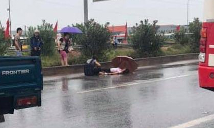 Chồng khóc ngất ôm thi thể vợ bị tai nạn dưới trời mưa