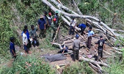 Nam thanh niên bị khúc gỗ đè vào người, tử vong