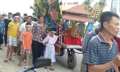 Đám tang đẫm nước mắt của nữ nhân viên bán xăng bị sát hại: Hai đứa con trai ngơ ngác tìm mẹ