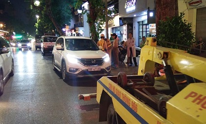 Huy động cứu hoả 'gọi' người đàn ông ngủ quên trong ô tô giữa phố Hàng Bài