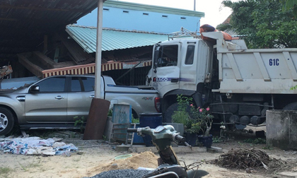 Xe ben phóng nhanh gây tai nạn liên hoàn rồi lao vào nhà dân, 3 người thương vong