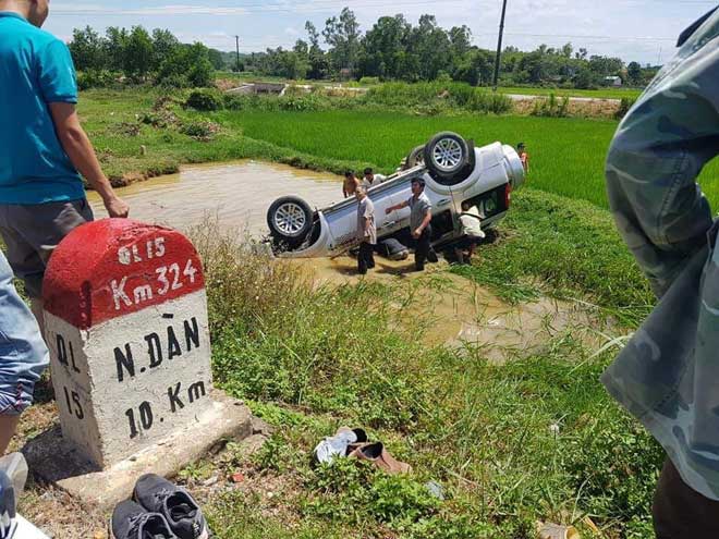Xe ô tô tông cột mốc lao xuống ruộng, 6 người thương vong - 2