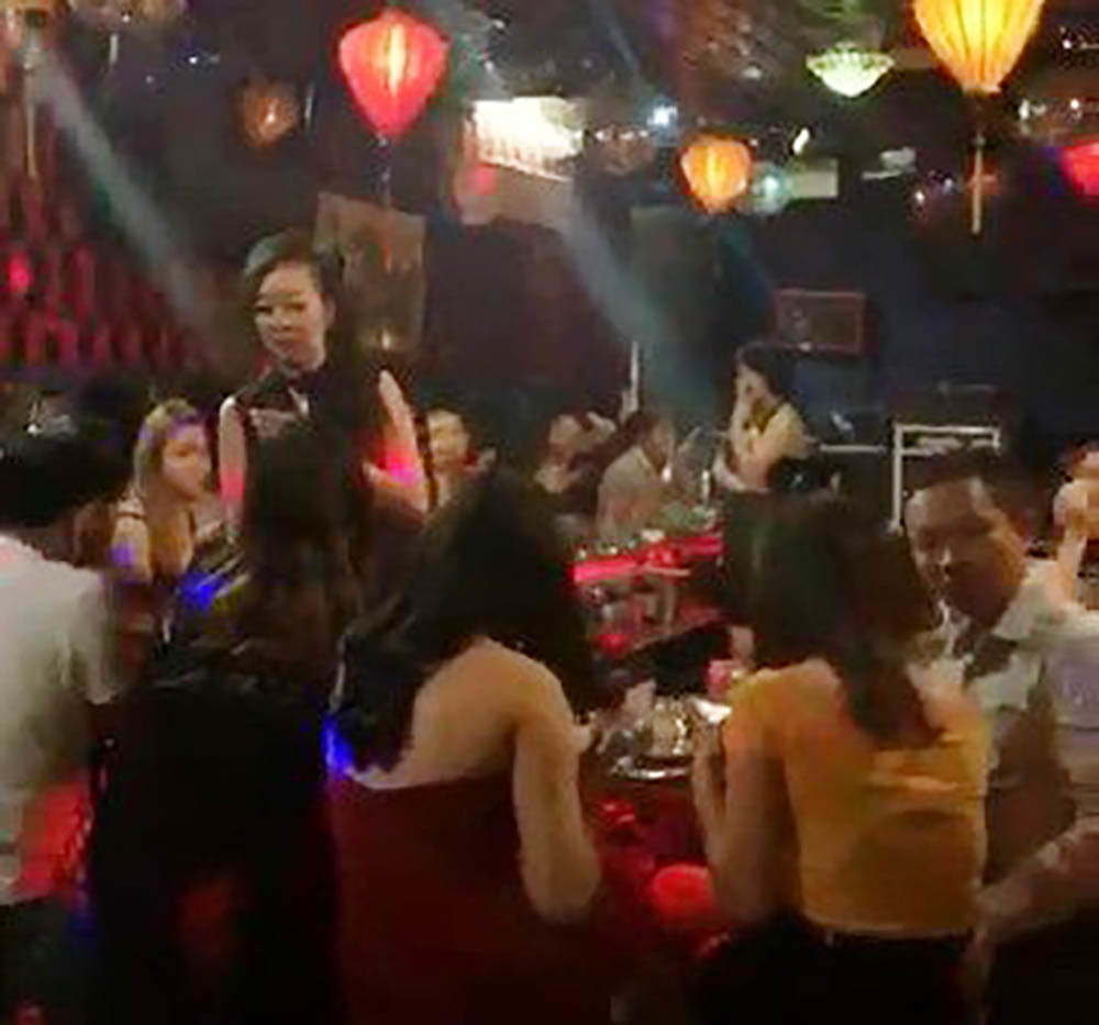 Giữ gần 100 người nhảy múa điên cuồng trong quán bar ở Sài Gòn