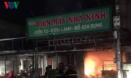 Cháy lớn thiêu rụi cửa hàng điện máy tại Tiên Lãng, Hải Phòng