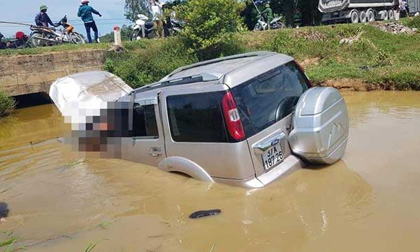 Xe ô tô tông cột mốc lao xuống ruộng, 6 người thương vong