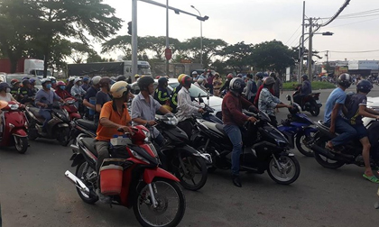 Tông 6 xe máy dừng đèn đỏ, người đàn ông đền ngay 11 triệu