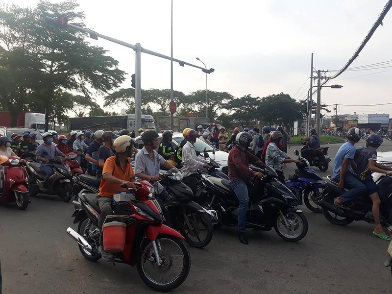 Tông 6 xe máy dừng đèn đỏ, người đàn ông đền ngay 11 triệu - ảnh 1