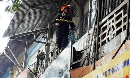 Cháy nhà ở trung tâm TP.HCM, dân ôm tài sản tháo chạy