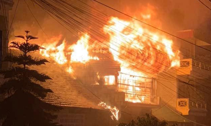 Cháy lớn gần trung tâm y tế thị trấn Sapa, nhiều du khách và người dân hoảng sợ bỏ chạy