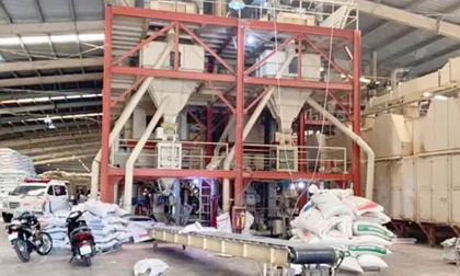 Hãi hùng công nhân tử vong vì bị cuốn vào trục máy trộn cám